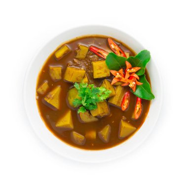 Tayland Balık Organı Ekşi Köri Çorbası, Uzun Fasulye, Bambu filizi, Patlıcan Pirzolası Tayland yemeği Kaffer limon yaprağı ve kırmızı biber oymalı üst manzara.