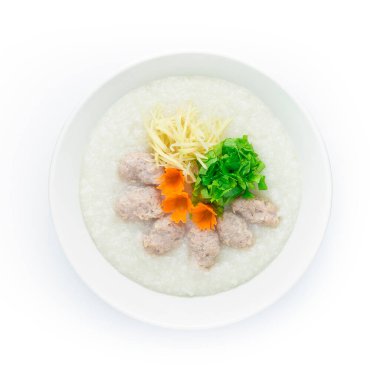 Congee Pork Rice Lapası zencefil ve pirzola servis etti. Asya yemeği kahvaltısı oyulmuş havuçlarla süslenir.