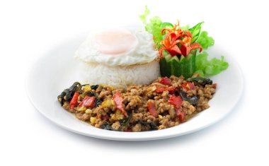 Tayland Yemeği Karıştırılmış Pork Baharatı Tayland Basili Kızarmış yumurta, oyulmuş acı biber ve salatalık soslu pilav