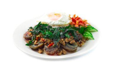 Tayland Gıda Kızarmış Konserve Yumurta, Tay Baharatlı Century Yumurta ve Tayland Basili kızarmış yumurta ve Çıtır Tayland Fesleğeni oyulmuş acı biber ve salatalık manzaralı