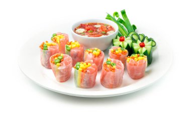 Papaya Salatası Somon Roll Papaya Baharatlı Tayland Tadı (Som Tum Thai) ile servis edilir. Tayland Gıda Dekorasyonu 'nun Asya Popüler Salatalık ve Taze Soğan Tarzı. Sağlıklı Yemek veya Diyet Temizlik Lezzetli. yan görünüm