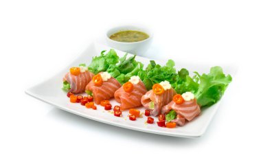 Sarımsak stili oyulmuş Wasabi soslu somon salatası rulosu. Aperatif yemek sağlıklı yiyecek veya diyet temizlik yan görünümü