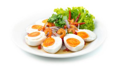Kurutulmuş karidesli tuzlu yumurta baharatlı salata. Tayland yemeği baharatlı Asya yemeği çeşnili, oyulmuş acı biber ve sebze soslu süsleme.