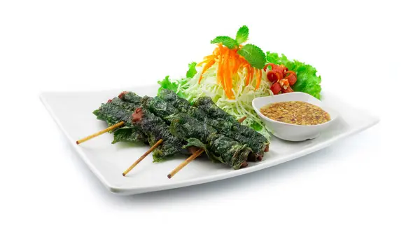 Βιετναμέζικο Φαγητό Τηγανητό Χοιρινό Τυλιγμένο Άγρια Φύλλα Betal Σερβίρεται Γλυκό — Φωτογραφία Αρχείου