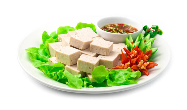 Вьетнамский соус из свинины, приготовленный на пару со сладкими соусами вьетнамский стиль еды украшают резные овощи огурец и чили вид сбоку
