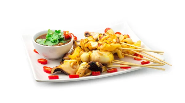 Squid Grilled Dengan Stik Bambu Dalam Hidangan Dengan Saus Pedas — Stok Foto
