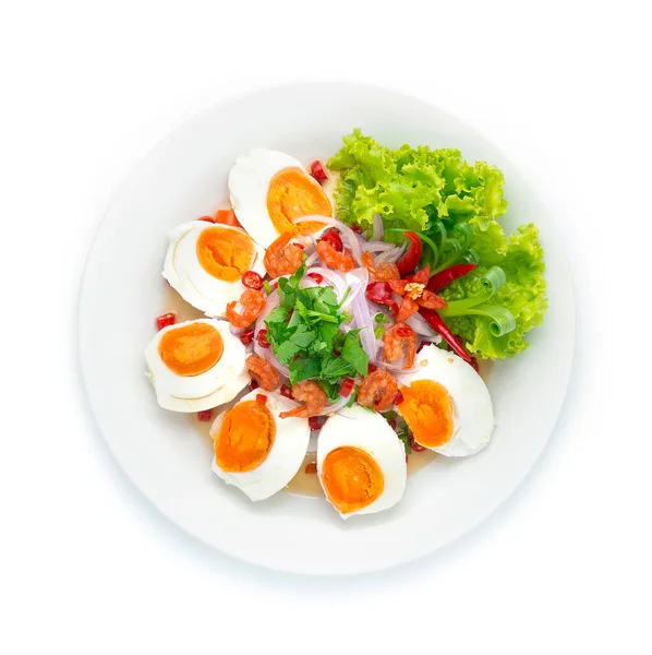 咸蛋调味色拉配虾仁 泰国菜调味亚洲菜式 用辣椒和蔬菜装饰 — 图库照片