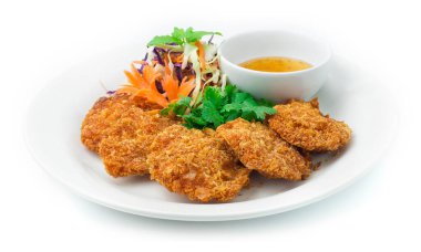 Karides, krep, Asya usulü Çin yemeği, yanında tatlı erik sosu, oyulmuş kırmızı biber ve havuç. 