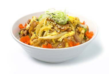 Ama pilav üzerine kızarmış domuz ve yumurta Japon yemeği füzyon stili oyulmuş havuç yan görüntüsü.