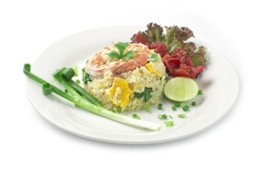 Tayland 'ın beyaz arka planında Çin ve Tayland yemek füzyon tarzı popüler menü oyulmuş karidesli pilav.