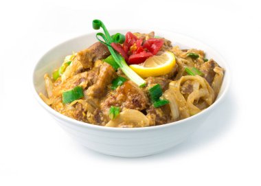 Ama pilav üzerine kızarmış domuz ve yumurta karıştırın Japon yemek füzyon stili üzerine oyulmuş domates, taze soğan, limon kenarı manzaralı dekorasyon