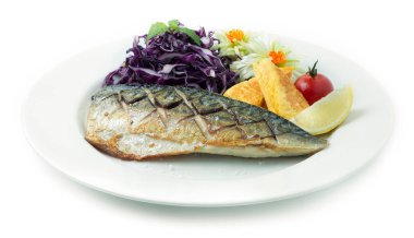 Saba Shioyaki Izgara Balık ve Tatlı Yumurta (Tamago), Turşulu Zencefil. Japon Yemekleri Geleneksel Tabak Tarzı oyulmuş Pırasa çiçek şekli, kırmızı biber, Mor Lahana Dilimleri ve Limon Tarafı