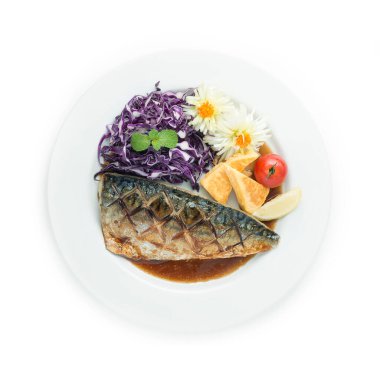 Saba Teriyaki ızgara balık yanında Tatlı Yumurta (Tamago), Turşulu Zencefil. Japon Yemekleri Geleneksel Tabak Tarzı oyulmuş Pırasa çiçek şekli, kırmızı biber, Mor Lahana Dilimleri ve Limon üstten görünüşü