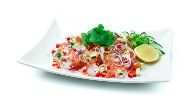 Tayland baharatlı salata. Tayland baharatlı baharatlı. Salatalıklı, salatalıklı, domatesli ve naneli.