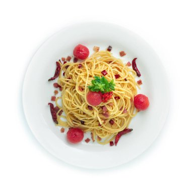 Spagetti, kurutulmuş acı biberle kızartılmış domuz pastırmalı çıtır İtalyan ve Asin Gıda Geleneksel Kaynamış Domates, Kurutulmuş Chili ve Basil Herb üst görünümü.