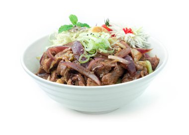 Gyu Don (ızgara sığır eti) Japon yemeği geleneksel stil oyulmuş soğan çiçekli ve sebzeli leziz yan gözle dekore edilir.