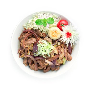 Gyu Don (ızgara sığır eti) Japon yemeği geleneksel stil oyulmuş soğan rengi ve sebzeli lezzetli üst manzara ile süslenir.