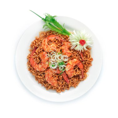 Kore Baharatlı Erişte, baharatlı sıcak soslu karidesle kızartılmış Kore Gıda Stili oyulmuş pırasalı bahar soğanı şekilli leziz yemek Asya 'nın üst görüşünde çok popüler