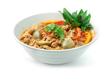 Hint cevizi sütlü Tayland yemeği, Hint cevizi soslu baharatlı baharat, yumurta bitkileri oyulmuş kırmızı biber ve Basil Thai baharatlarıyla süslenir.