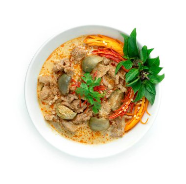 Hint cevizi sütlü Tayland yemeği, Hint cevizi soslu baharatlı baharat, yumurta bitkileri oyulmuş kırmızı biber ve Basil Thai otlarıyla süslenmiş.