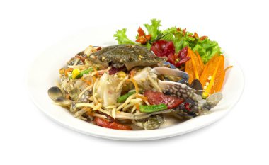 Tayland mutfağında sevilen mavi yengeç Tayland usulü baharatlı salata oyulmuş sebzelerle süslenir.