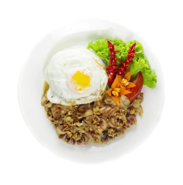 Mürekkep balığı dokunaçları Kızarmış sarımsak ve biberi pirinçle karıştır ve kızarmış yumurta süslemesi ile oyulmuş kırmızı biberli Tayland yemeği baharatlı üst manzara