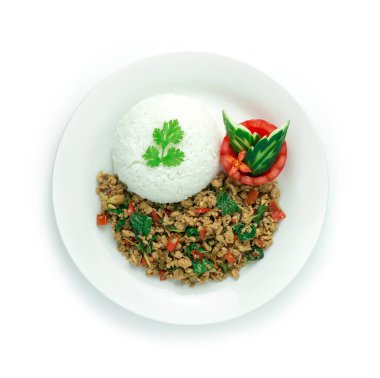 Tayland Gıda Karıştırılmış Tavuk Baharatı ve Fesleğenli Pirinç ve domates salatalığı oymalı beyaz tabak arka planda izole edilmiş