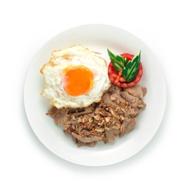 Tayland yemeği sarımsaklı ve Tayland biberli ızgara sarımsaklı pilav, kızarmış yumurta ve domates salatalığı ile servis edilen arka planda izole edilmiş beyaz tabak.