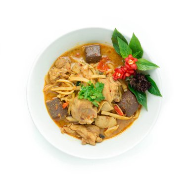 Kızarmış tavuk, bambu, tavuk kanı ve patlıcan karışımı Hindistan cevizi sütlü sıcak baharatlı Tayland yemeği biberli ve Basil Thai otlu üst görünüm.