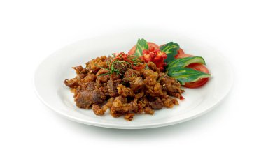 Kızarmış tavuk kıtır kıtır kızartma ile kızartılmış kırmızı biber, tatlı, tuzlu, baharatlı baharatlı, kaffer ve acılı pirzola. Tayland yemeği baharatlı baharatlı. Pirinç salatasıyla yemek ya da oyulmuş salatalıkla akşam yemeği.