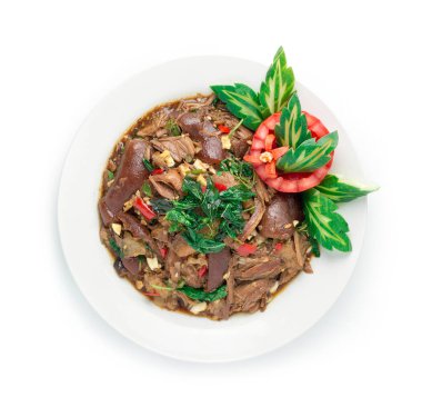 Tayland Fesleğeni ile kızartılmış domuz budu. Çıtır çıtır acı biber. Tayland yemeği, Asya yemeği, oyulmuş salatalık, acı biber ve domates sosu.