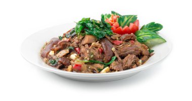 Tayland Fesleğeni ile kızartılmış domuz budu. Çıtır çıtır acı biber. Tayland yemeği, Asya yemeği, oyulmuş salatalık, acı biber ve domates sosu.