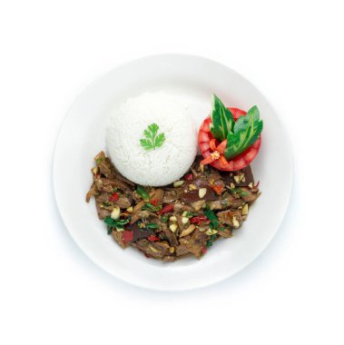 Tayland Fesleğeni, acı biber ve baharatlı tarifle kızartılmış domuz bacağı. Tayland yemeği, Asya yemekleri, salatalık, acı biber ve domates sosu.