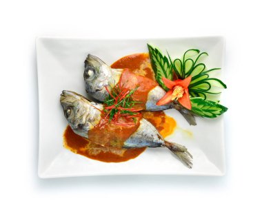 Kurutulmuş kırmızı körili uskumru ve hindistan cevizi sütü soslu kahve yaprağı ve Red Chili Cutlet. Tayland yemeği mutfağı oyulmuş acı biber ve salatalıkla süslenir.