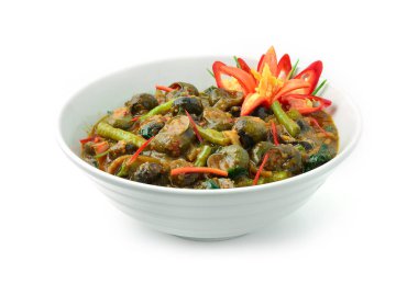 Sebzeli, fasulyeli, acılı, patlıcanlı ve kızarmış pirinçli Periwinkle Curry Çorbası (Tatlı Su Salyangozu). Tayland Kuzey Gıda Yerel Stil oyulmuş Kırmızı Chili Tarzı yan görünüm ile dekore