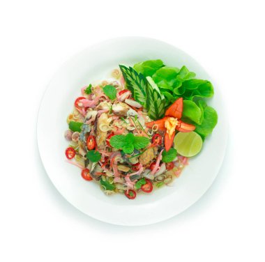 Baharatlı uskumru baharatlı salata karışık soğan, limon otu, Kokulu ot pirzolası, acı biber, baharatlı balık sosu oyulmuş kırmızı biber, limon, salatalık ve yeşil meşe salatası üst görünümü.