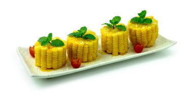 Mısır ve tereyağlı kavrulmuş beyaz şeker oyulmuş domates ve nane şekeri ile süslenmiş Tayland usulü aperatifler, Asya 'nın gözde tatlıları