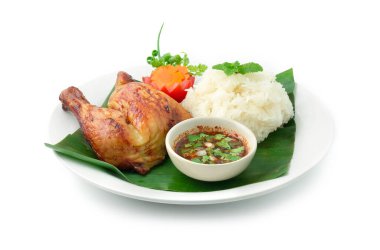 Izgara Tavuk Özgün Tarifi Yapışkan Pirinç ve Baharatlı Soslu Tayland Yemeği Asya usulü oyulmuş acı biber, sebze ve muz yaprağıyla süslenmiş