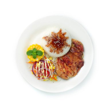 Teriyaki soslu ızgara tavuk ve susamlı Japon karışık Tayland yemeği. Sebze salatası ve mısır sosu.