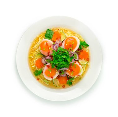 Baharatlı haşlanmış yumurta salatası Tayland usulü soğan, kişniş, acı biber, taze soğan ve oyulmuş havuç.