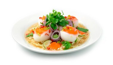 Baharatlı haşlanmış yumurta salatası Tayland usulü soğan, kişniş, acı biber, taze soğan ve oyulmuş havuç.