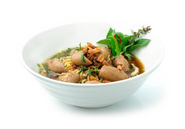 Yumurta Erişte Çorbası ve sığır eti haşlanmış sarımsak ve Kokulu Ot Bahar soğanı ve Basil Thai otları süslüyor. Tayland Kayığı Erişte Tarzı yan görünümü