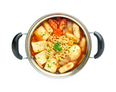 Kore Baharatlı Çorba Kimchi Jjigae Yumuşak Tofu Soondubu Ramyeon, Yumurta. Sağlıklı bir sonbahar çorbası. Güzel bir süsleme. Acı biber, oyulmuş havuç ve pırasalı Japon soğanı.