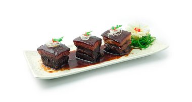 Tatlı Soya soslu Dong Po Pork soğan desenli yontulmuş pırasa. Ağır ateşte pişmiş domuz göbeğinin popüler Çin yemeği yaklaşık 1000 yıl sonra bile servis edilmektedir.
