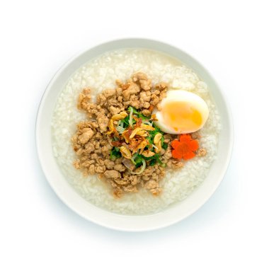 Kıymalı yulaf lapası üzerine haşlanmış yumurta, üstüne de kızarmış sarımsaklı sarımsaklı Corainder ve taze soğan pirzolası. (Haşlanmış pirinç Tayland yemeği tarzı)