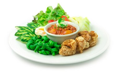 Tayland usulü domuz eti ve domates püresi (Nam Prik Ong) Tayland usulü yerel yiyecekler kızarmış domuz eti, uzun fasulye, oyulmuş salatalık, haşlanmış yumurta, lahana ve domates.