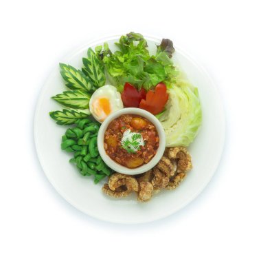 Tayland usulü domuz eti ve domates püresi (Nam Prik Ong) Tayland usulü yerel yiyecekler kızarmış domuz eti, uzun fasulye, oyulmuş salatalık, haşlanmış yumurta, lahana ve domates sosu.