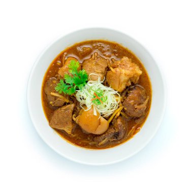 Tayland Kuzey usulü köri, köri, köri, Hindistan 'dan Kuzey Burma sınırına kadar geliyor. Masala baharatı üzerine pırasalı taze soğan pirzolası karıştırılmış.