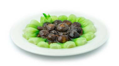 İstiridye soslu Çin lahanası (Bok Choy) ve Shitake Mantarı Çin yemeği Asya usulü oyulmuş sebzelerle süslenmiştir.