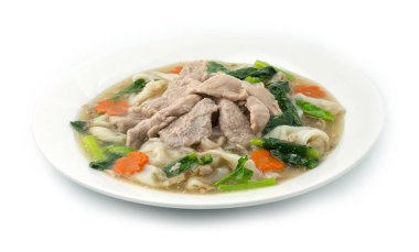 Domuz etli kızarmış erişte ve beyaz tabakta soslu soya sosu. Çin Gıda Asya tarzı dekore edilmiş oyulmuş havuç çiçekli kenar manzara